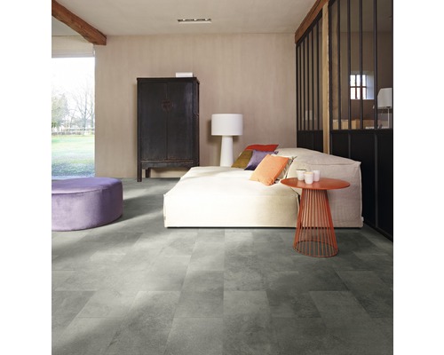 Wohnzimmer mit grauem Vinylboden, Sofa und Möbeln