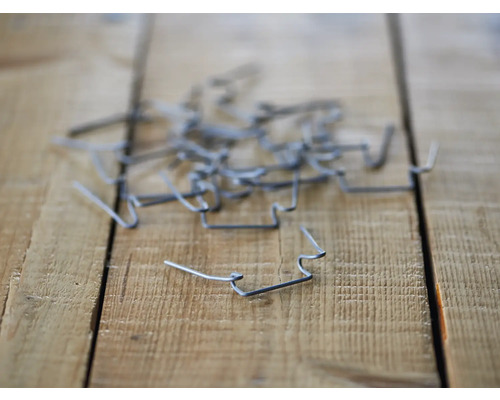 Agrafes métalliques sur une table en bois