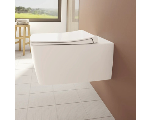 WC suspendu avec couvercle de toilette dans une salle de bains claire
