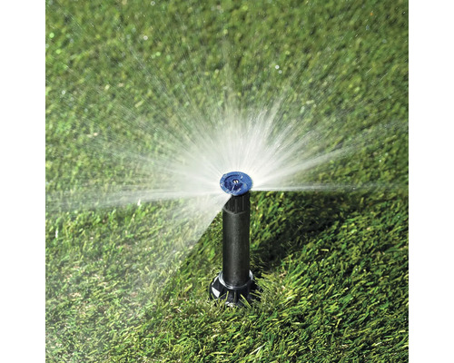 Versenkregner beim Bewässern einer Rasenfläche.