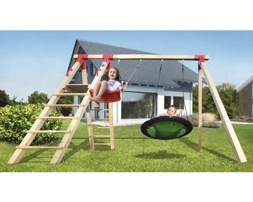 Holzschaukelgerüst mit Schaukel und Nestschaukel im Garten mit spielenden Kindern