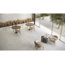 Pièce lumineuse avec tables, chaises et carreaux de pierre