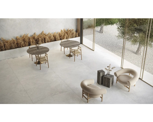 Pièce lumineuse avec tables, chaises et carreaux de pierre