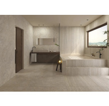 Salle de bain lumineuse avec baignoire, lavabo et miroir pour un design moderne