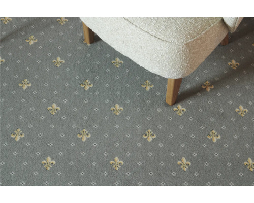 Gros plan d''un tapis avec un motif de lys et une partie d''un fauteuil