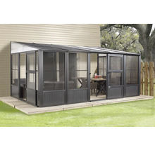 Pavillon de jardin avec portes en verre et meubles sur la terrasse