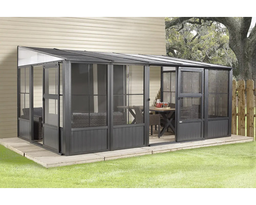 Pavillon de jardin avec portes en verre et meubles sur la terrasse