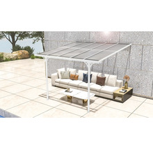 Terrasse mit weißem Pavillon und Sitzgruppe
