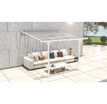 Terrassenüberdachung mit Möbeln auf einer Terrasse