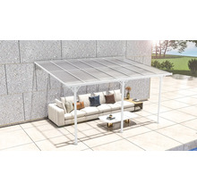 Terrassenüberdachung mit Polycarbonatplatten und Sofa im Freien