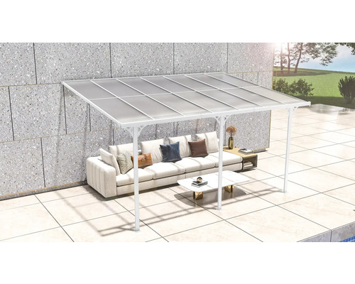 Terrassenüberdachung mit Polycarbonatplatten und Sofa im Freien