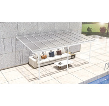 Terrasse avec coin salon sous un abri