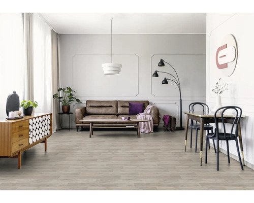 Salon avec revêtement de sol imitation bois, canapé et table à manger
