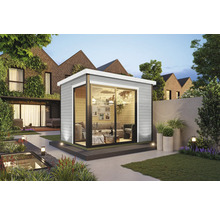 Abri de jardin avec porte coulissante et intérieur moderne dans un jardin soigné.