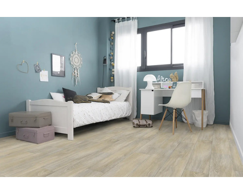 Chambre de jeunes lumineuse avec lit, bureau et plancher en bois