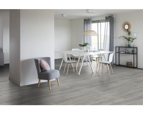 Pièce lumineuse avec table à manger, chaises, étagère et sol gris