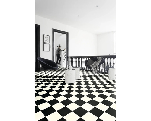 Couloir avec sol à damier, chaises et tables d''appoint