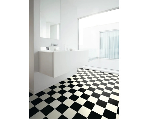 Salle de bains avec carrelage à motif échiquier, lavabo et miroir