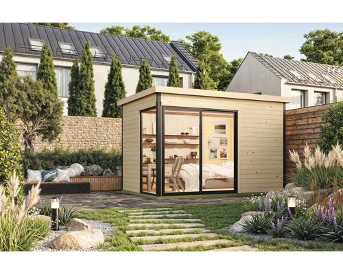 Maison de jardin avec de grandes fenêtres et aménagement paysager