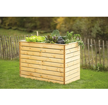 Jardinière en bois avec des salades dans le jardin