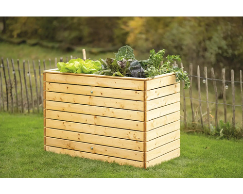 Jardinière en bois avec des salades dans le jardin