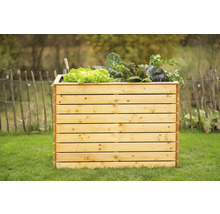 Jardinière surélevée en bois avec des légumes dans le jardin