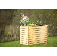 Jardinière en bois avec femme et plantation dans le jardin