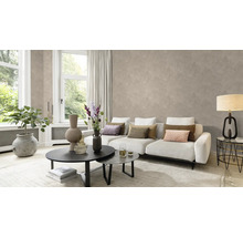 Wohnzimmer mit Sofa, Couchtisch und Dekoration in einem hellen und freundlichen Design.