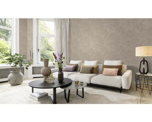 Salon avec canapé, table basse et décoration dans un design lumineux et convivial.