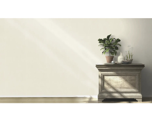 Arrangement décoratif avec des plantes sur un buffet