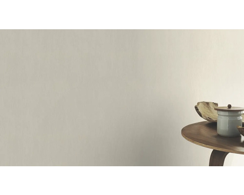 Wandgestaltung mit Farbe neben einem kleinen Tisch mit Deko