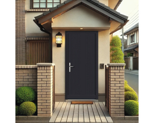 Eingangsbereich eines Hauses mit Haustür, gemauerten Säulen und Bepflanzung