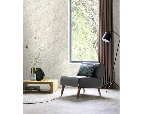 Wohnzimmer mit gemusterter Tapete, Sessel, Tisch, Lampe und Vorhang