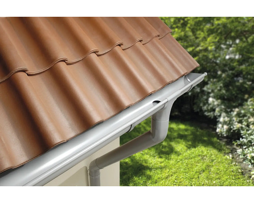 Dachrinne aus Metall unter einem Dach mit Dachziegeln