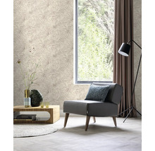 Wohnzimmer mit gemusterter Tapete, Sessel, Fenster und Dekoration