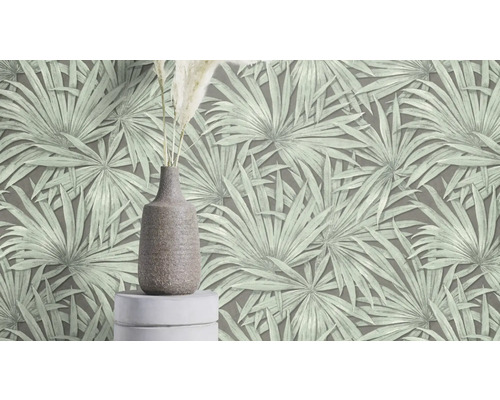 Wohnraum mit einer Tapete mit Palmenmuster und einer Vase