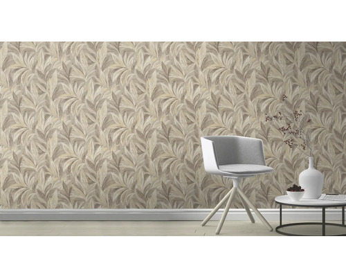 Scène avec papier peint à motif de feuilles, chaise et table