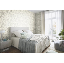 Helles Schlafzimmer mit gemusterter Tapete, Bett und Nachttisch