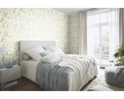 Schlafzimmer mit Blattmuster-Tapete, Bett und Nachttisch