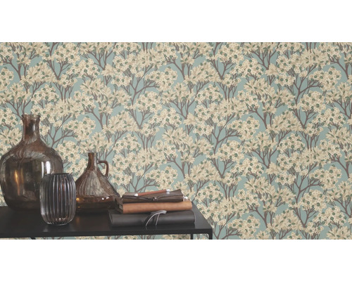 Papier peint à motifs floraux et objets de décoration sur une table