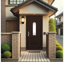 Zone d''entrée d''une maison avec porte d''entrée et clôture en briques