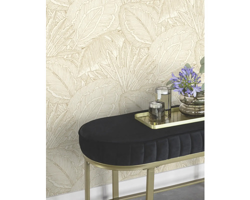 Scène avec papier peint à motifs, un banc noir et des éléments décoratifs