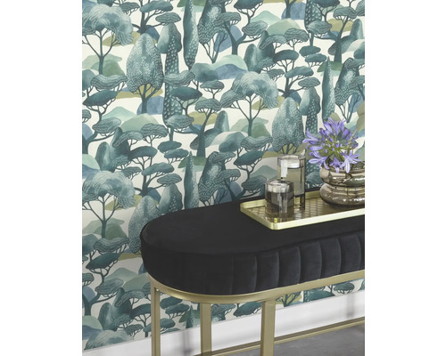 Scène avec papier peint à motif d''arbres et banc rembourré avec pieds en métal