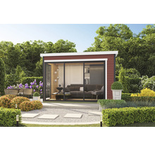 Salon de jardin avec coin salon et plantations dans le jardin