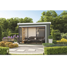 Scène de jardin avec abri de jardin, terrasse, mobilier de jardin et plantation