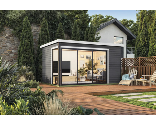 Abri de jardin moderne avec porte coulissante et terrasse en bois dans un environnement verdoyant