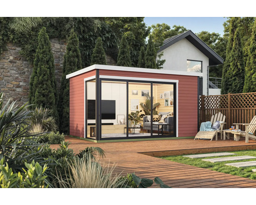 Maison de jardin moderne avec portes coulissantes et terrasse en bois dans un environnement de jardin verdoyant