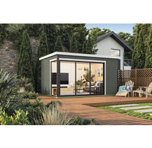 Abri de jardin moderne avec grande fenêtre et terrasse dans le jardin.