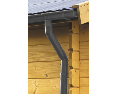 Dachrinne aus Kunststoff an einem Gebäude