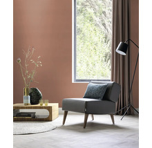 Wohnzimmer mit Sessel, Tisch, Stehlampe und Dekoration